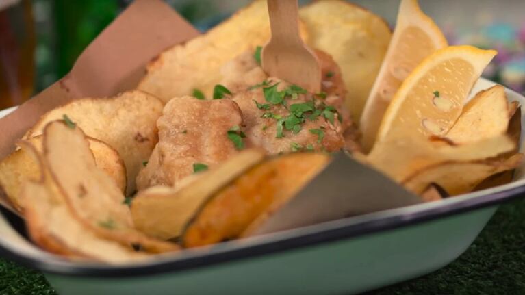 Prepará fish and chips con salsa tártara con una receta simple