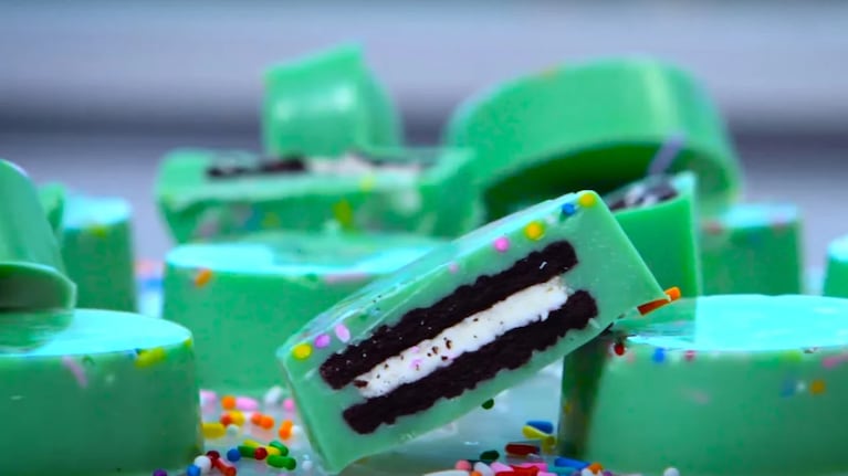 Prepara galletitas rellenas bañadas en chocolate con esta receta rápida