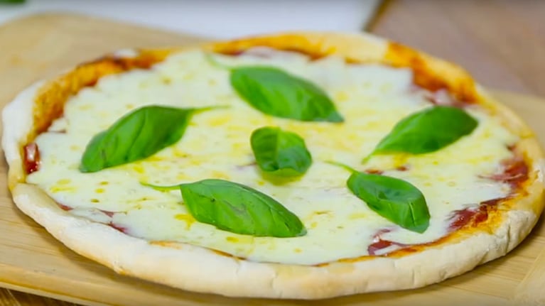 Prepará pizza a la piedra con una receta simple: el paso a paso