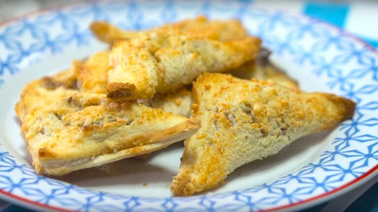 Prepará triángulos de pan relleno con esta receta simple  