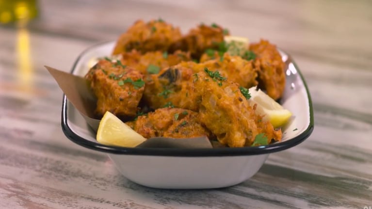 Prepará unos exquisitos buñuelos de pescado, crocantes por fuera y suaves por dentro, ideales para una picada diferente. Foto: CucinareTV