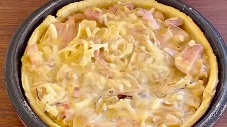 Primero se debe colocar la masa en una tartera y luego se coloca el relleno, con el huevo crudo. Foto: Cucinare TV