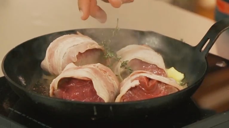 Primero se envuelve el lomo con la panceta y luego se lo sartenea con manteca y tomillo. Foto: Cucinare TV