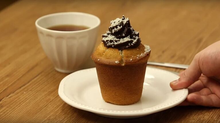 Proceso simple de cupcake de vainilla relleno: la receta paso a paso