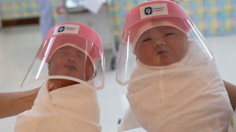 Protectores faciales para recién nacidos en Tailandia. Foto: REUTER.