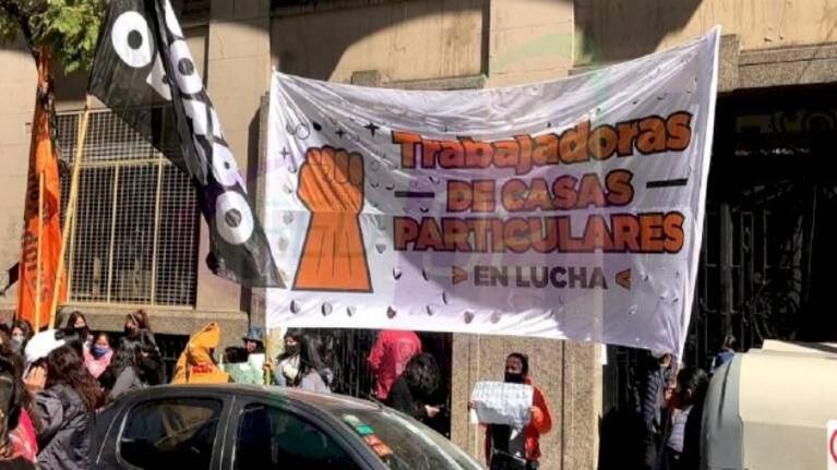Protesta de trabajadoras de casas particulares en una sede del Ministerio de Trabajo