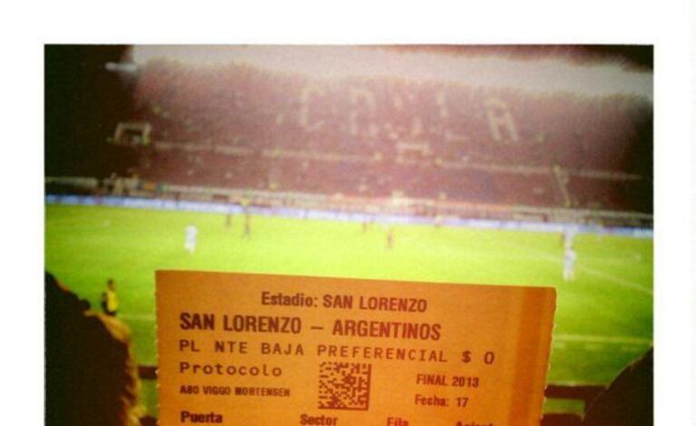 Prueba de amor: Candela acompañó a Gastón a la cancha a ver a San Lorenzo (Foto: Twitter).