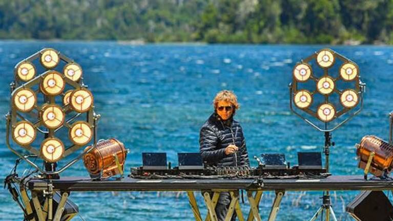 Publican en redes el show del DJ Hernán Cattáneo en Bariloche durante el eclipse solar