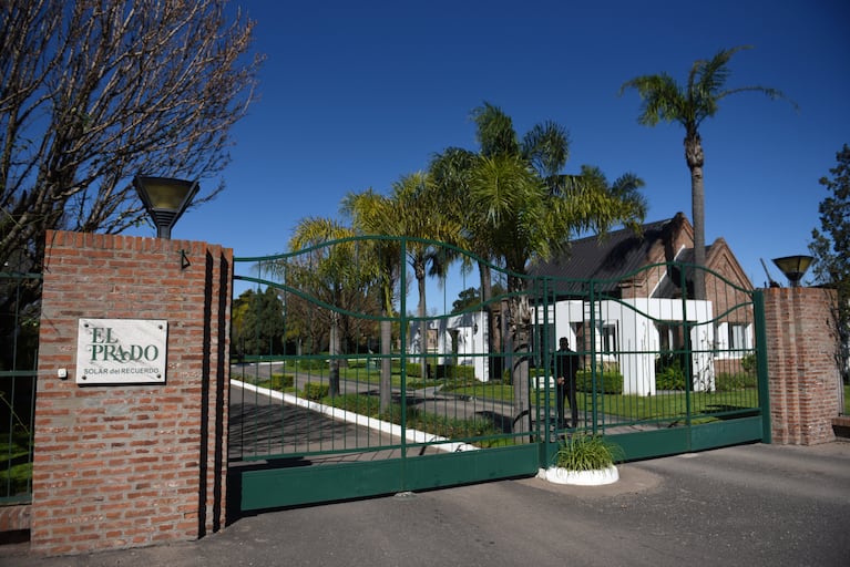 Puertas del cementerio El Prado, donde se espera una despedida privada para Jorge Messi, padre de Lionel Messi (Foto:REUTERS)
