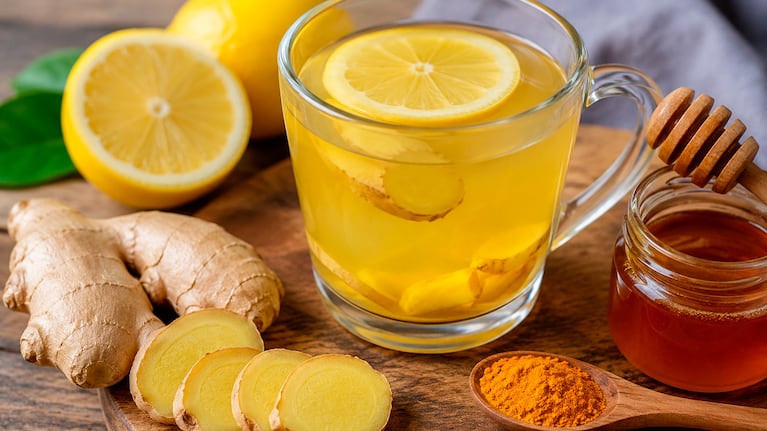 Qué beneficios tiene tomar té con limón, miel, jengibre y cúrcuma (foto IA)