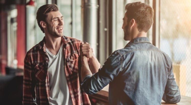 Qué es el "Bud Sex", la tendencia que anima a los hombres heterosexuales a tener sexo entre ellos por placer