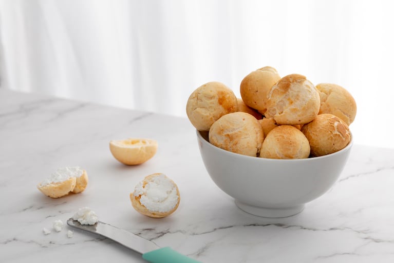 Qué es el pão de queijo, el clásico brasileño que se metió entre los mejores snacks del mundo. Foto: Freepik