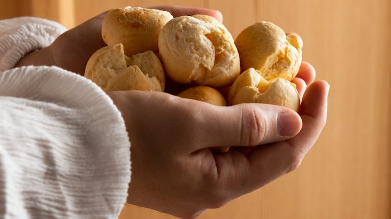 Qué es el pão de queijo, el clásico brasileño que se metió entre los mejores snacks del mundo. Foto: Freepik