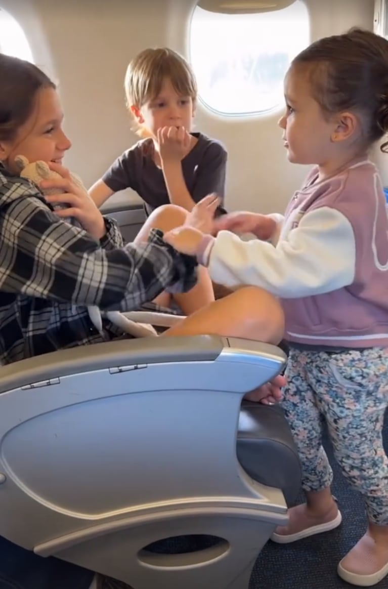 ¡Qué lío! Los hijos de Paula Chaves y Pedro Alfonso revolucionaron el avión en su viaje a Córdoba: el video