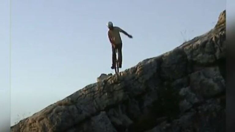 Qué miedo: este hombre desciende en monociclo montañas a 5.000 metros de altura