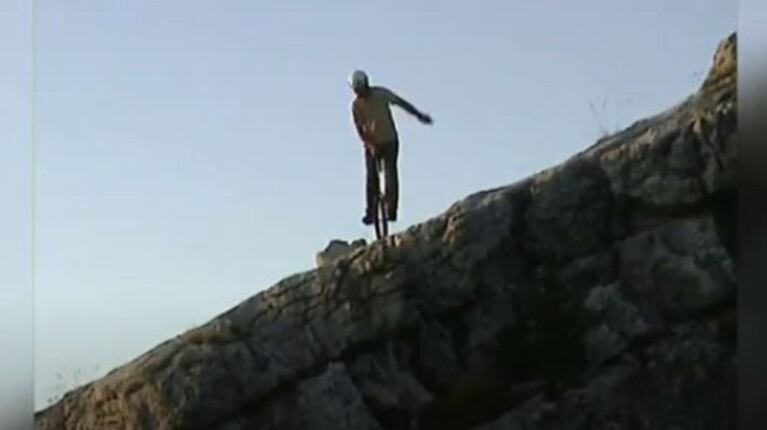 Qué miedo: este hombre desciende en monociclo montañas a 5.000 metros de altura