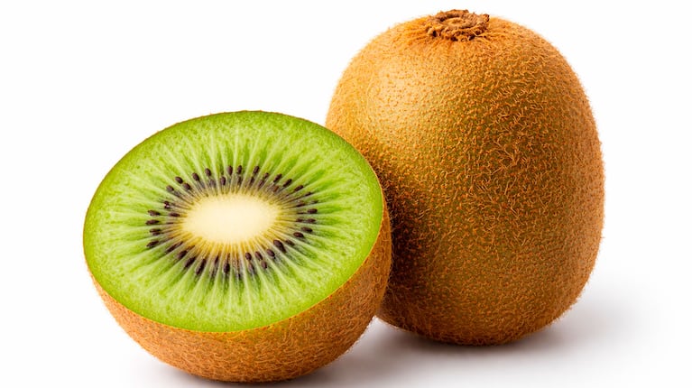 Qué pasa si comés kiwi con cáscara (Foto creada con IA)