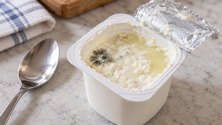 Qué pasa si se come un yogur vencido y cuánto tiempo puede durar. Foto: IA