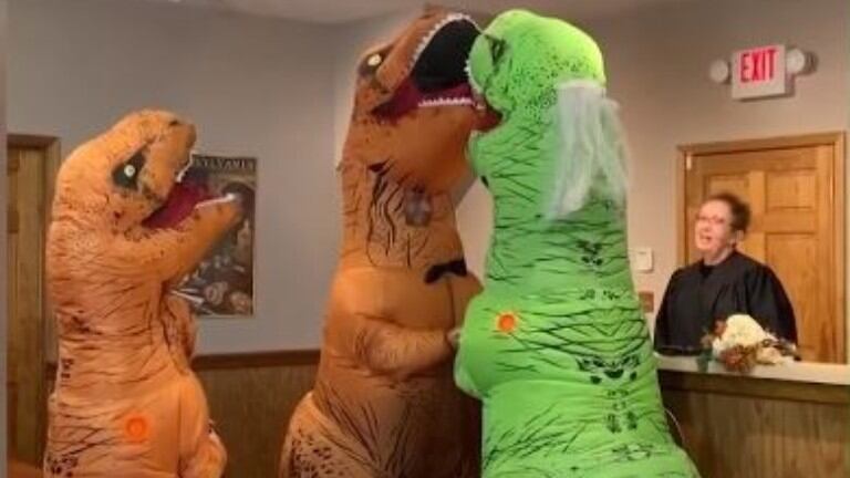 ¿Qué? se casan disfrazados de dinosaurios