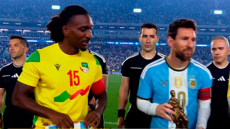 Qué significa la estatua de la Amazona que Benín le regaló a Antonela Roccuzzo (captura de eltrece y TyC Sport)