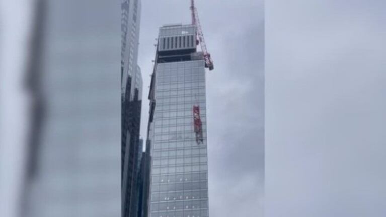 ¡Qué susto! Este es el momento en el que una grúa casi se estrella con un rascacielos de Londres