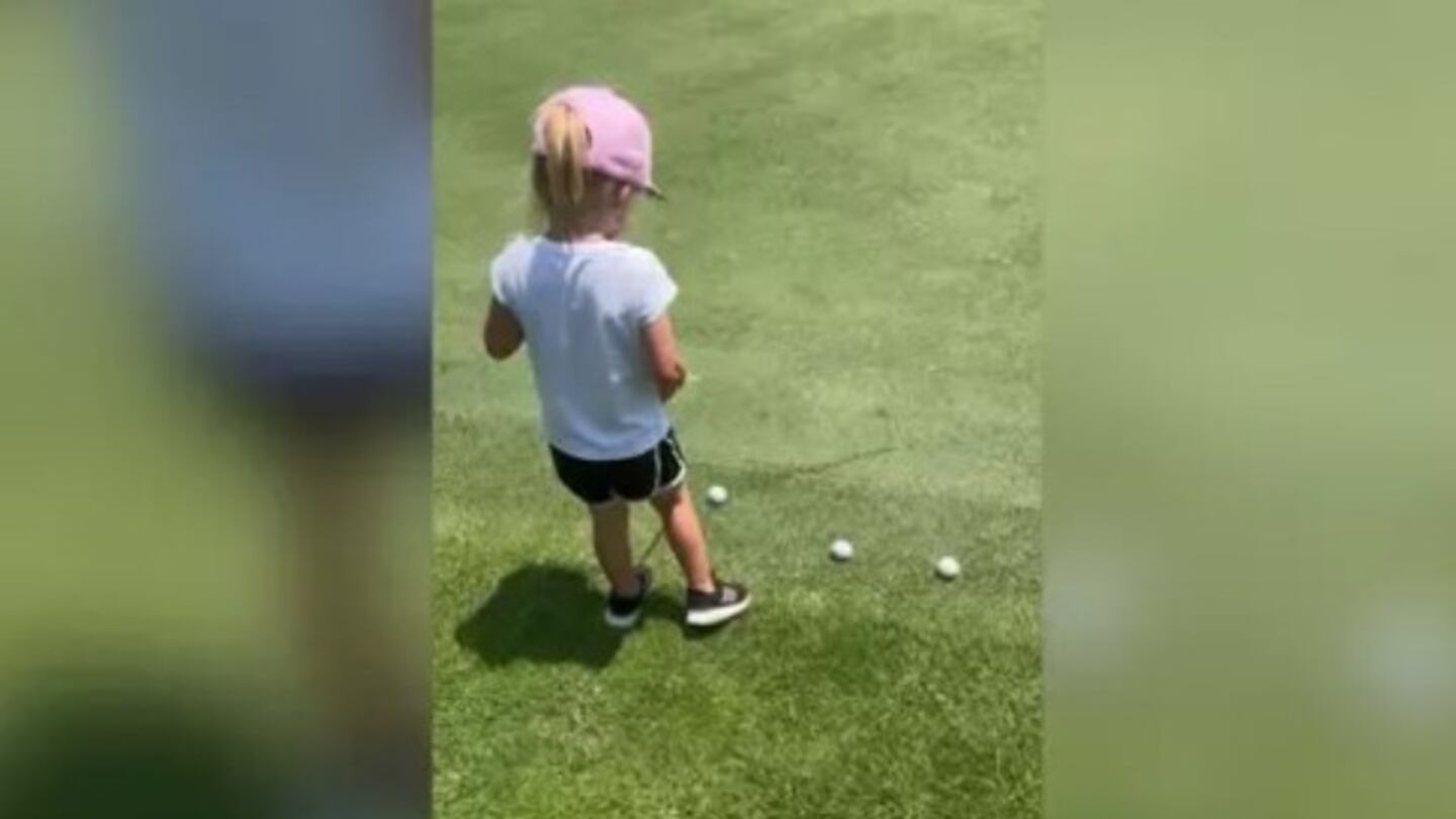 ¡Que tiro! Esta niña va a ser una estrella del golf