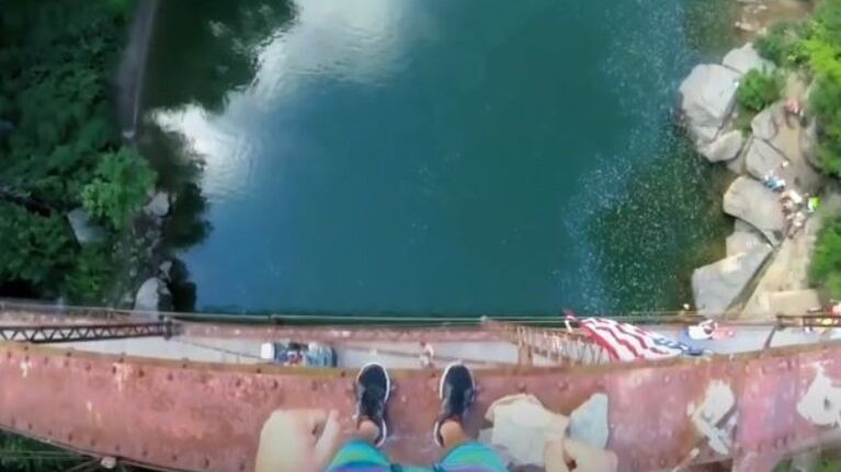 ¡Qué vértigo! Un hombre saltó desde un puente de 45,72 metros de altura