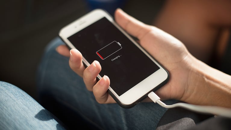 Quedarse sin carga en el celular puede ser un problema durante el día laboral. Foto: Freepik