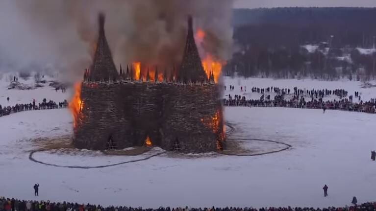 Queman un “castillo coronavirus” en Rusia para decir adiós a la pandemia