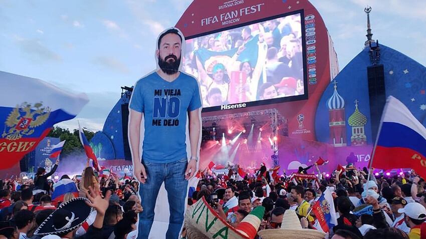 Quería ir al Mundial de Rusia, pero su esposa no lo dejó y sus amigos lo llevaron hecho cartón