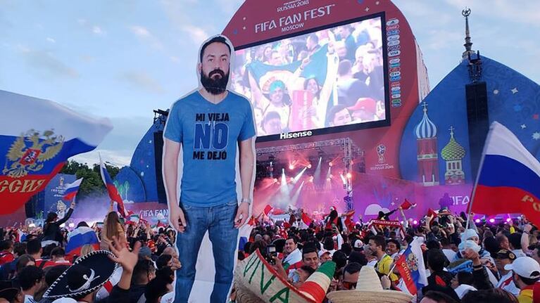 Quería ir al Mundial de Rusia, pero su esposa no lo dejó y sus amigos lo llevaron hecho cartón