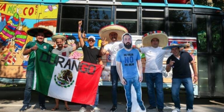 Quería ir al Mundial de Rusia, pero su esposa no lo dejó y sus amigos lo llevaron hecho cartón