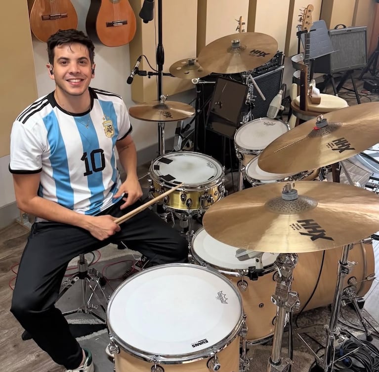 Quién es Alan D’Auria, el argentino que llevó el bombo legüero a la serie La Casa de los Espíritus