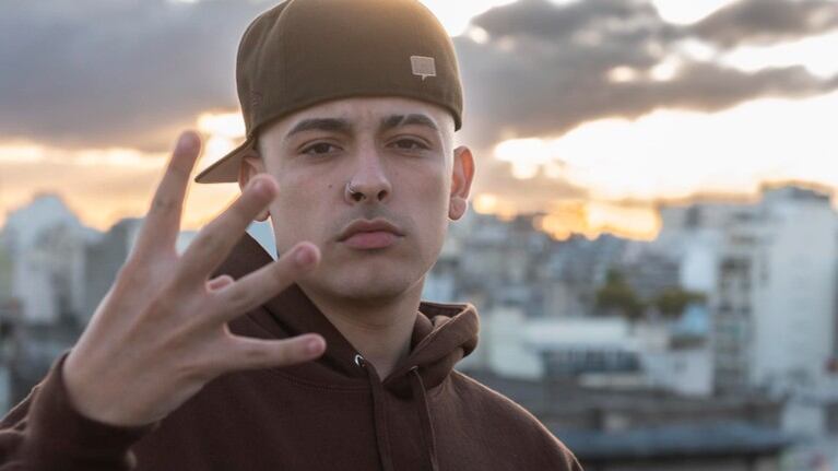 Quien es Trueno, de arrancar como youtuber, participar en batallas de freestyle hasta su romance con Nicki Nicole.