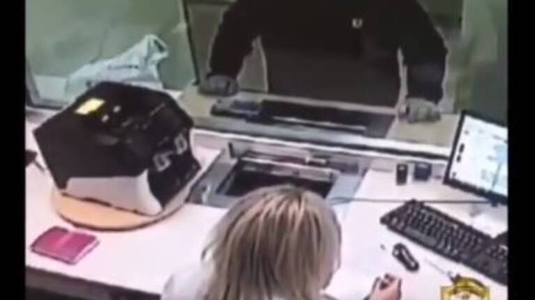 Quiso robar un banco, la cajera se negó y huyó asustado