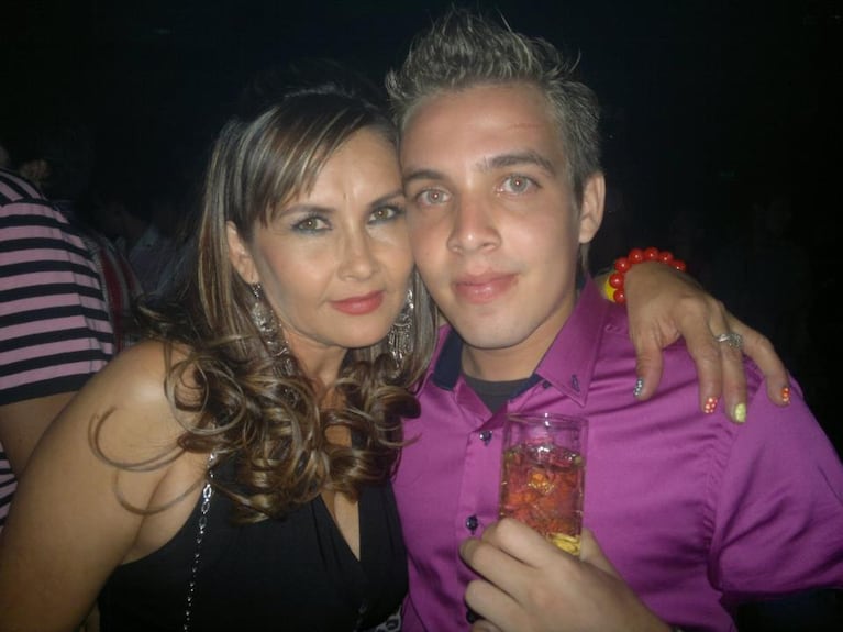 Rafaela, la mamá de Dallys, junto a Jonathan, su hermano fallecido. (Foto: Facebook)