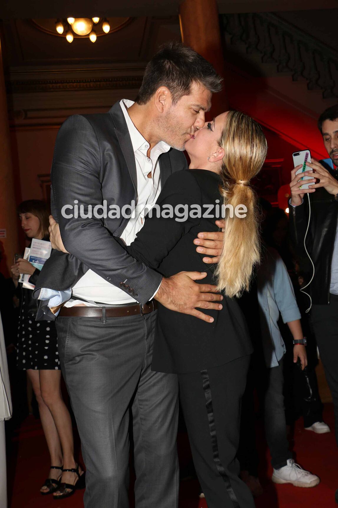 Ramiro Ponce de León y Florencia Peña en la gala de prensa de Cabaret. (Foto: Movilpress)