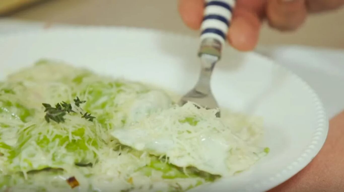 Raviolones verdes de pollo y espinaca: la receta que te lleva la mejor pasta a tu mesa 