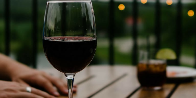 Razones por las que deberías tomar más vino