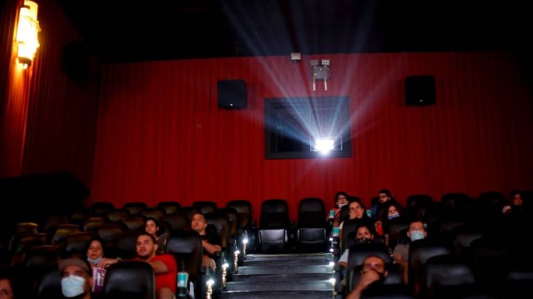 Reabren teatros y cines en todo el país con protocolos y aforos reducidos