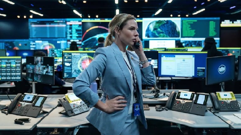 Rebecca Ferguson es la Capitana Olivia Walker, la oficial de alto rango en la Sala de Situación de la Casa Blanca.