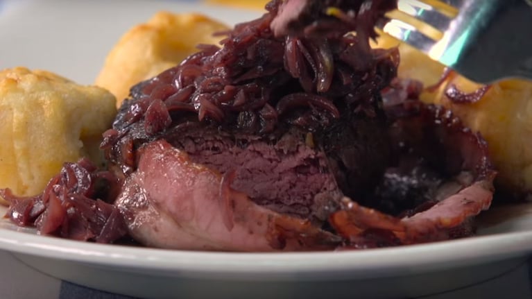 Receta de lomo en panceta, vino tinto y echalottes, papas quiméricas: un paso a paso perfecto