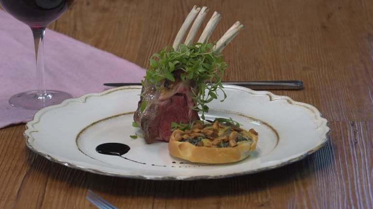 Receta de rack de cordero y tartinas de espinaca: paso a paso de una receta fácil
