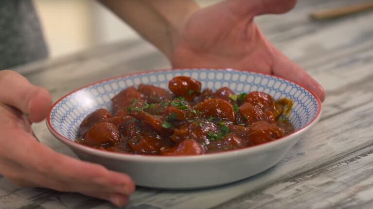 Receta de salchichas con currywurst y chucrut: un plato ideal para comer con amigos