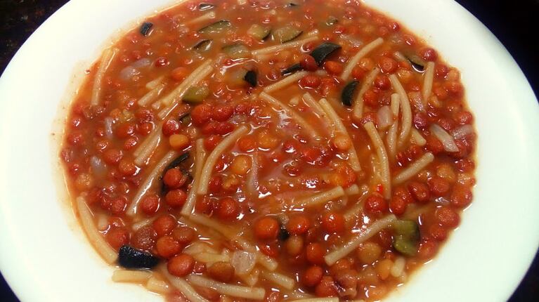 Receta de sopa de lentejas con un toque de tallarines
