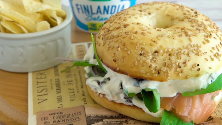 Receta fácil de bagel de salmón ahumado y queso Finlandia