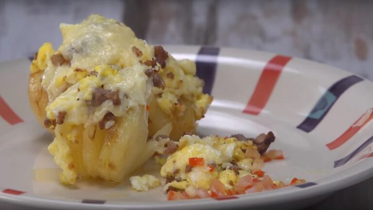 Receta fácil de espiral de papa, chorizo, salsa criolla, provolone y huevo