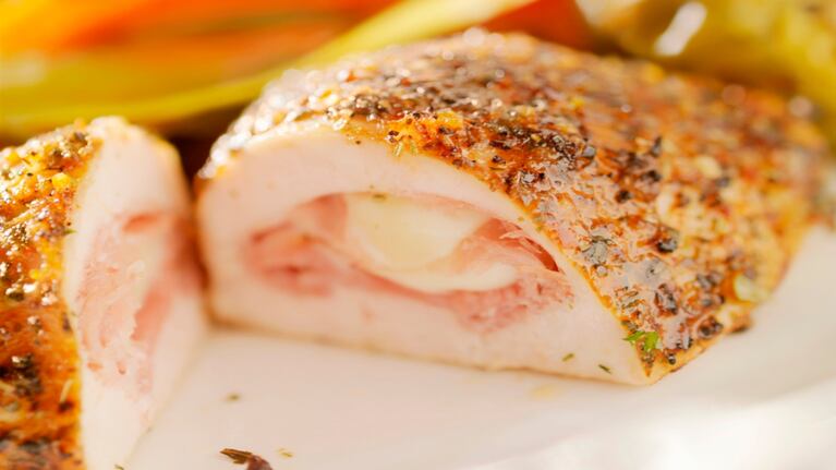 Receta fácil de pechugas rellenas de jamón y queso con puré ahumado de berenjenas