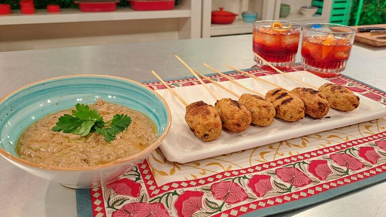 Receta fácil de preinchos de pollo con salsa satay y un trago americano: Milano Torino