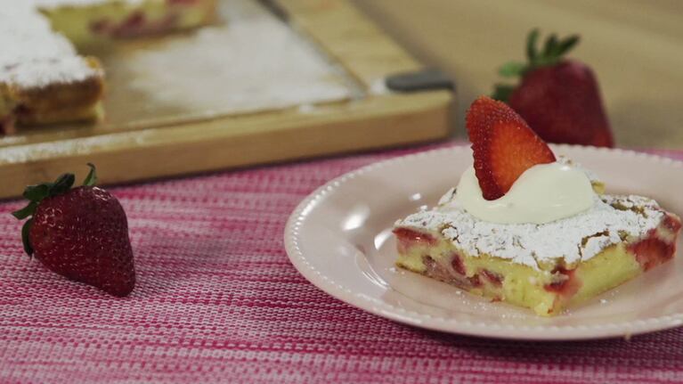 Receta fácil para darse un gusto saludable: Blondies de frutilla